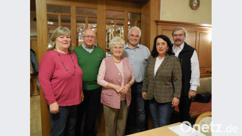 Die Siedlergemeinschaft Ammerthal ehrt langjährige Mitglieder (von links): Vorsitzende Anita Knorr, Walter Helb, Marianne Kellner, Hans Schachtl, Bürgermeisterin Alexandra Sitter sowie der Kreis- und Bezirksvorsitzende Reinhard Ott. Bild: mof