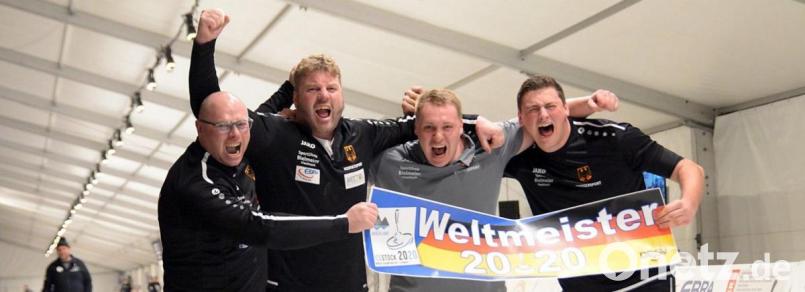 Die deutschen Eisstock-Weitschützen sind endlich wieder Mannschafts-Weltmeister: Der Kemnather Reinhold Beyerlein jubelt mit seinen Teamkollegen Peter Rottmoser, Markus Schätzl und Michael Späth (von links). Bild: Kamhuber