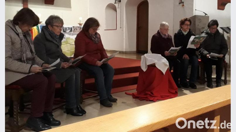 Unter dem Motto „Steh auf und geh!“ stand der Weltgebetstag, für den Frauen aus Simbabwe die Gebetsordnung für den Gottesdienst in der Pfarrkirche. gestaltet hatten. Bild: mez