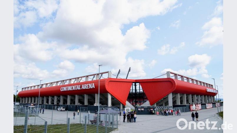 Nicht mehr &quot;Continental Arena&quot;, sondern &quot;Jahnstadion Regensburg&quot;. Bild: Matthias Balk