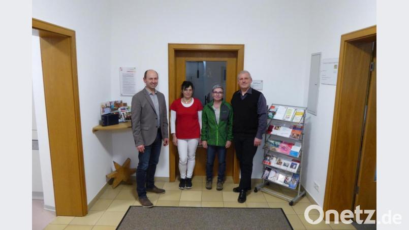 Hans Ram (links) traf sich mit Vertretern der Caritas-Sozialstation, (daneben, von links) Sabine Arnoldo (stellvertretende Pflegedienstleitung), Christel Knorr (Pflegedienstleitung) und Geschäftsführer Diakon Richard Sellmeyer Bild: Bastian Bartmann