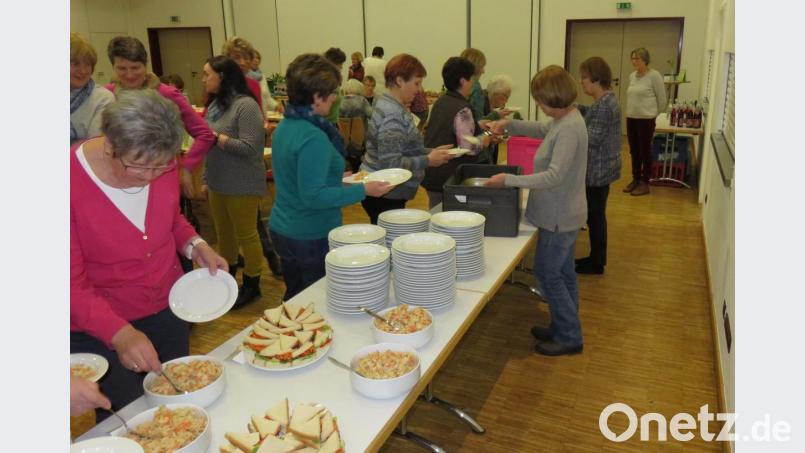 Einen regelrechten Ansturm auf das Buffet mit den leckeren Spezialitäten aus Simbabwe erlebten die Schnaittenbacher Frauenbundfrauen als Gastgeberinnen. Bild: ads