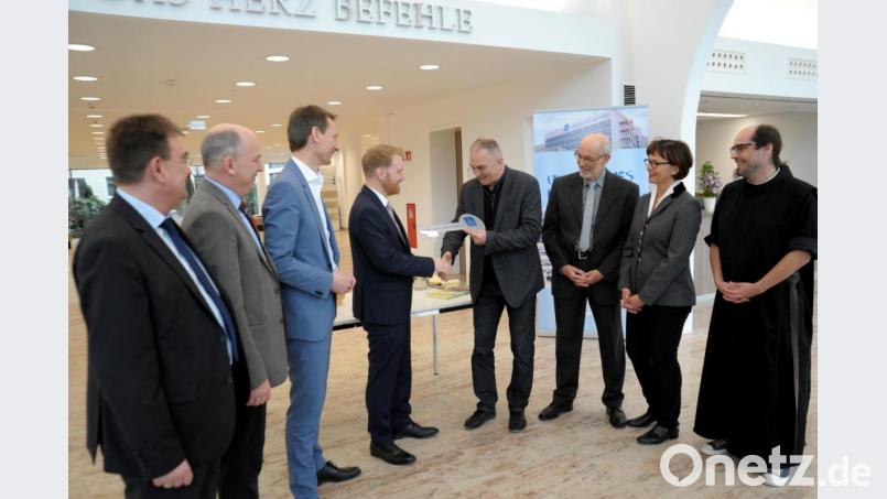 Architekt Joachim Peithner (Vierter von rechts) übergab einen symbolischen Schlüssel für den Neubau an Geschäftsführer Dr. Martin Baumann (Vierter von links). Mit ihm freuten sich der stellvertretende Geschäftsführer Michael Enzmann (links), Pflegedirektor Frank Hederer (Zweiter von links), Träger-Geschäftsführer Christian Kuhl (Dritter von links), Ärztlicher Direktor Dr. Detlef Schoenen (Dritter von rechts), die stellvertretende Ärztliche Direktorin Dr. Elisabeth Bösl und Krankenhausseelsorger Pater Thomas. Bild: Claudia Seitz/exb