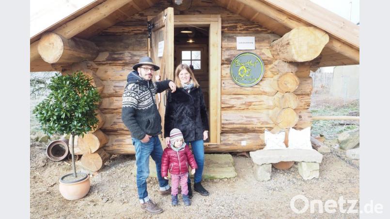 Für zehn Eier den ganzen Tag die Stellung halten? Philipp und Bianca Wiederspick mit Tochter Heidi hatten da eine bessere Idee. Bild: bl