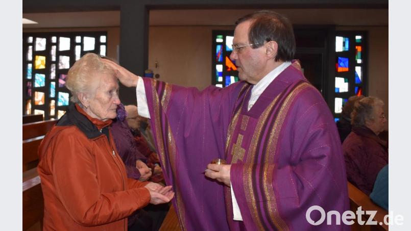 Pfarrer Bernhard Müller spendet in der Grafenwöhrer Friedenskirche das Sakrament der Krankensalbung. Bild: rgr