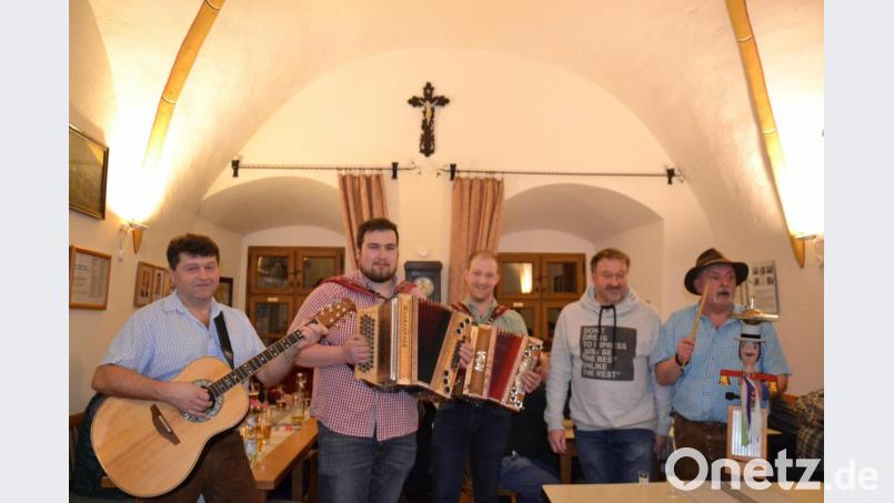 Lustig ging es beim Hutzaabend des Fördervereins im Schloss Burgtreswitz zu. Die Musikanten spielten und sangen und zeigten die Vielfalt ihres Könnens mit Schlagern, Volks- und Wirtshaus-Liedern und das Publikum machte begeistert mit. Vorsitzender Thomas Hupfauf freute sich mit den Musikern. Bild: gi