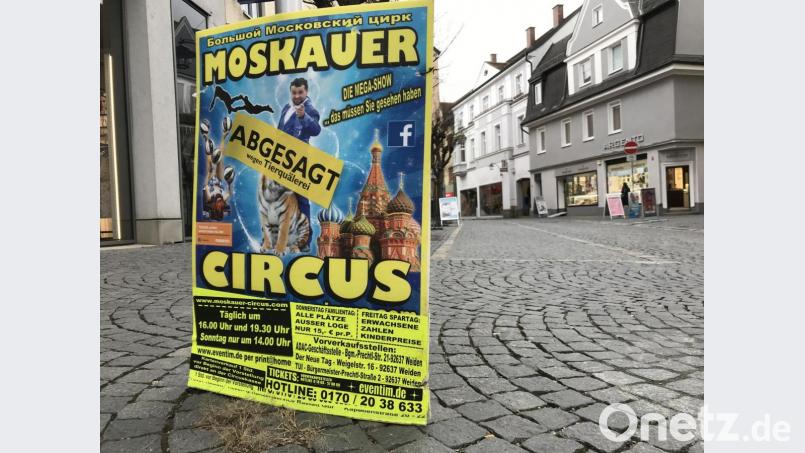 Der „Moskauer Circus“ ist zwar abgesagt – nicht aber wegen „Tierquälerei“. Diesen Aufkleber haben offenbar Tierschützer angebracht. Tatsächlich hat die Stadt, die sich auf das Infektionsschutzgesetz beruft, laut Veranstalter die Vorstellungen untersagt. Bild: Gabi Schönberger