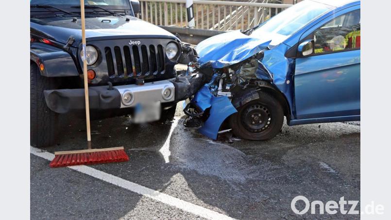 Ein Jeep und ein Opel krachen auf der Kreisstraße NEW 2 frontal ineinander. Bild: jma