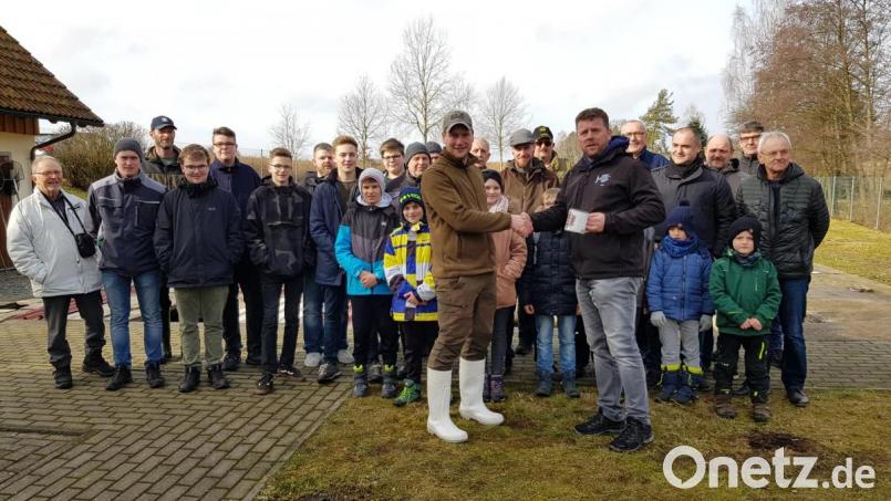 Jugendwart Matthias Baier (rechts) bedankte sich für die beeindruckenden Einblicke in den Betrieb mit einem speziell angefertigten Bierkrug bei Michael Dobler.. Bild: exb
