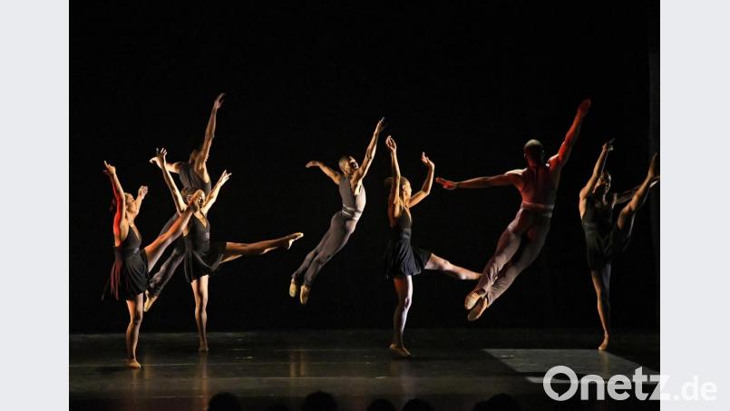 Zum 50-jährigen Bestehen von „Philadanco!“ war die Philadelphia Dance Company zu Gast im Amberger Stadttheater. Bild: Petra Hartl