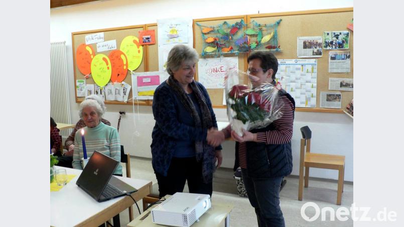 Mit einer Blumenschale bedankt sich Margit Kynast (rechts) bei Käthe Pühl, die den Seniorenkreis der Kulmstadt über den Weltgebetstag der Frauen informiert. Bild: rky