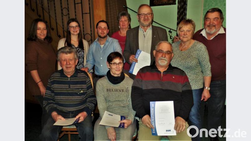 Urkunden für lange Mitgliedschaft erhalten Johann Bauer für 50 Jahre, Gudrun und Georg Bauderer für jeweils 15 Jahre (vorne von links) und Bürgermeister Rudolf Götz (dahinter) für 10 Jahre Treue zum VdK. Den Dank der Geschäftsstelle überbringen die Kreis- Frauenbeauftragte Carola Brust und Kreisgeschäftsführerin Sarah Klos. Auch Schriftführer Christopher Oppenowski, Kassierin Manuela Lauer sowie die Vorstände Gerda Zimmermann und Johann Müller (von links) gratulieren den Geehrten. Bild: jml