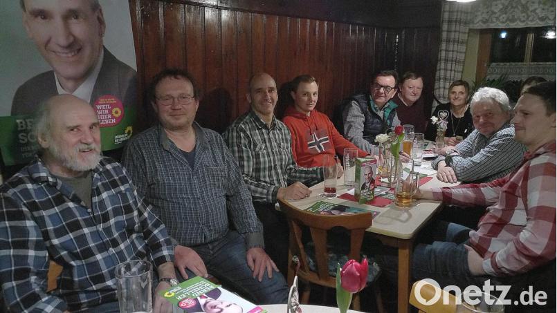 Vorstellungen und Ziele der Grünen erläutern (von links) der Ortsvorsitzende Bernhard Krieger, Landrats- und Stadtratskandidat Peter Eckert sowie Bürgermeisterkandidat Bernd Scheller. Bild: sck