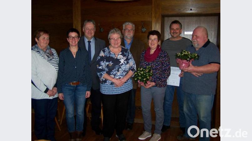Vier Vereinsjubilare und ihre Gratulanten (von links): Vorsitzende Leni Knahn, Garten-Fachberaterin Michaela Basler, Landrat Richard Reisinger, Renate Niedermann, Bürgermeister Hans Durst, Manuela Pilhofer, Hermann Mertel und Bernd Lindenberger. Bild: rrd