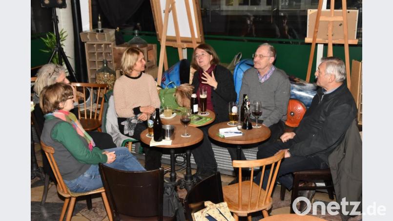 OB- Kandidatin Sonja Schuhmacher (Dritte von rechts) erläutert der Landtagsabgeordneten Ursula Sowa (links daneben) ihre Vorstellungen von nachhaltiger Politik für Weiden. Bild: hcz