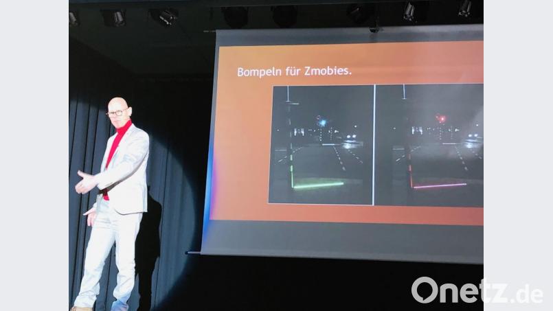 Referent Frank Astor bei seinem Vortrag, den beide Realschulen in Waldsassen für Schüler und für die Eltern angeboten hatten. Bild: exb