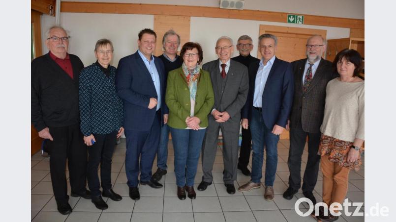 Über viele Glückwünsche zum 80. Geburtstag freute sich am Mittwochvormittag Reinhold Csakli. Im Bild (von links) Reinhard und Christine Etzold, Stefan Grillmeier und Anton Bauernfeind (beide TuS), Veronika und Reinhard Csakli, Eduard Bauer, Bürgermeister Roland Grillmeier sowie Pfarrer Martin Schlenk und dessen Frau Christine. Bild: jr