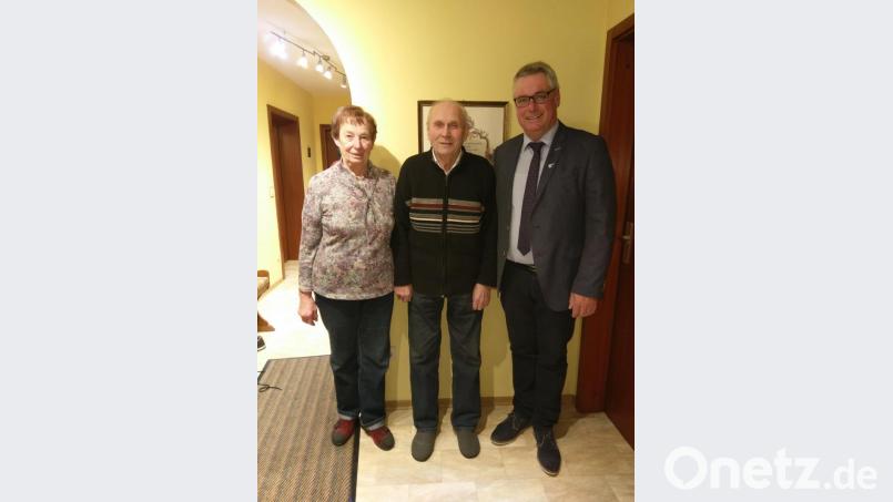 Dritter Bürgermeister Benno Schißlbauer (rechts) gratuliert Adolf Schwab (Mitte), hier mit seiner Frau Hildegard, zum 80. Geburtstag. Bild: gef
