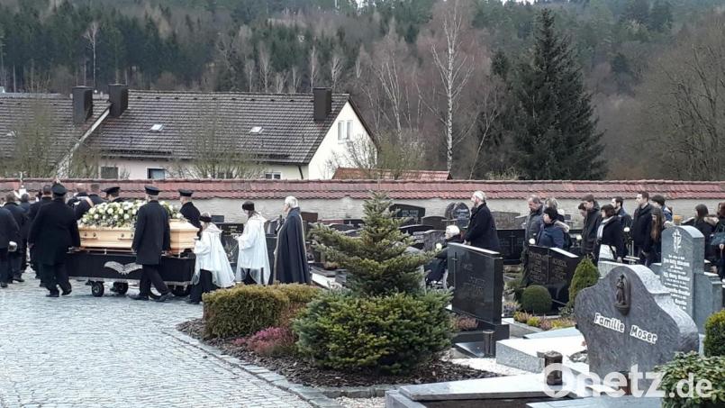 Musik war sein Leben: Viele musikalische Weggefährten begleiten Wenzl Zupfer zur letzten Ruhestätte. Bild: kwl