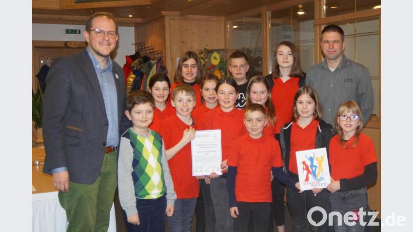 Das Nachwuchsensemble durfte gemeinsam mit Vorstand Tobias Baumer (rechts) die Urkunde für den Junior-Award 2020 aus den Händen des Verbandsjugendleiter Roland Preußl (links) entgegennehmen. Bild: weu
