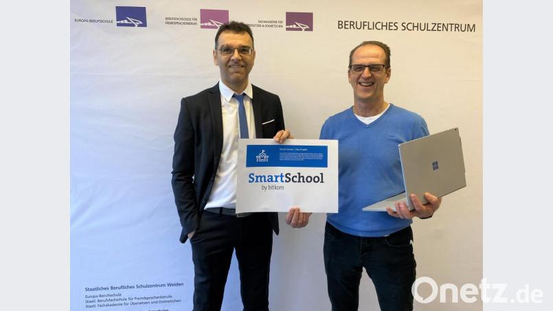 Studiendirektor Michael Bäumler (erweiterte Schulleitung) und Systembetreuer Fachoberlehrer Gerhard Sporer freuen sich über die Auszeichnung des Beruflichen Schulzentrums als Smart School 2020. Bild: exb