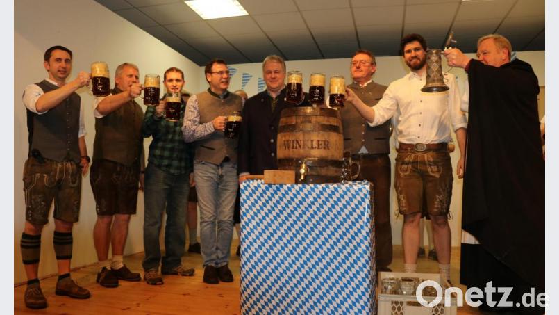 Bieranstich: „O’zapft is“: v.l. Manuel Plößner, Franz Zeilmann, Bradley Hutchison, stellv.US-Garnisonskommandeur Howard Johnston, Landrat Richard Reisinger, Bürgermeister Hans-Martin Schertl, Junior Braumeister Max Winkler und Bruder Barnabas (alias Norbert Riha). Bild: Ertl, Willi