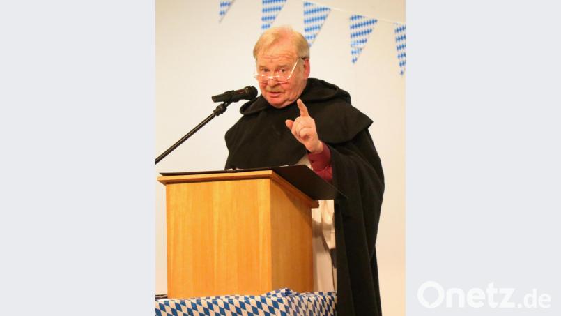 Bruder Barnabas (Norbert Riha) zieht kräftig vom Leder und hat die Lacher im Saal auf seiner Seite. Bild: Ertl, Willi