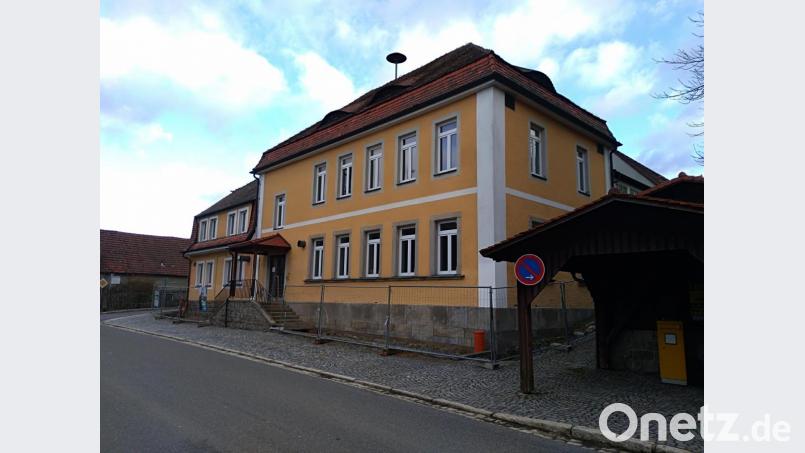 Das Gemeindehaus in Wurz soll bis zum Sommer fertig saniert sein. Kommende Woche beginnen die Dacharbeiten, im Inneren ist die Sanierung weitgehend abgeschlossen. Bild: exb