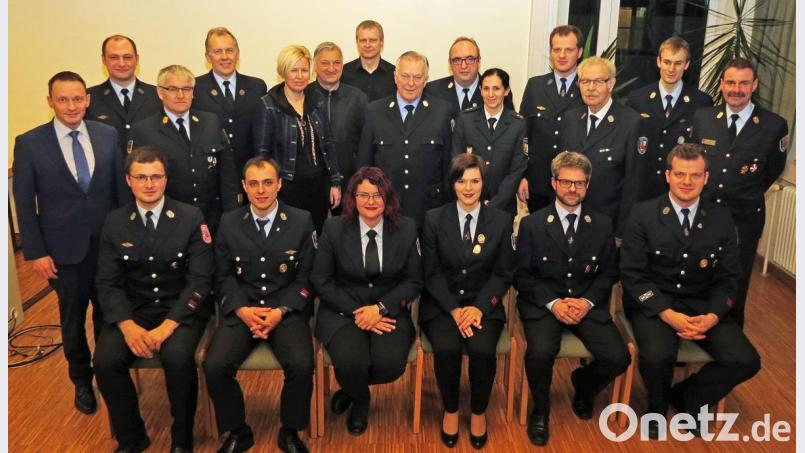 Die Ehrengäste danken der Feuerwehr Weiden für die gefahrenen Einsätze und gratulieren den beförderten Kameraden. Bild: Dobmeier
