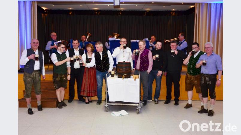 Die CSU-Marktratskandidaten ließen sich das Bockbier der Brauerei Naabeck schmecken und hießen die Besucher im Gemeindezentrum willkommen. (von rechts nach links) Bürgermeisterkandidat Klaus Siegert, Stefan Wiesneth, Stefan Blind, Erika Urban, Heinrich Schwirzer, Franz Luber, Hermann Lühr, Sebastian Weiß, Thomas Lederer und Helmut Wurzelbacher. Bild: döh