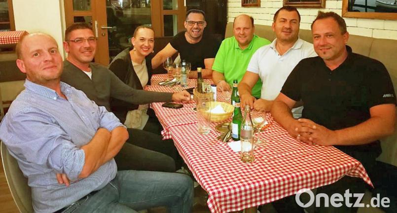 Der Vorstand des neu gegründeten Fördervereins „Just Friends e. V.“ besteht aus (von links): Stefan Ott, Alexander Lang, Stefanie Sperrer, Stephan Landgraf, Thomas Binner, Bekim Kastrati und Marcus Fritsch. Es fehlen die Kassenprüferinnen Alexandra Lang und Silvia Binner. Bild: exb