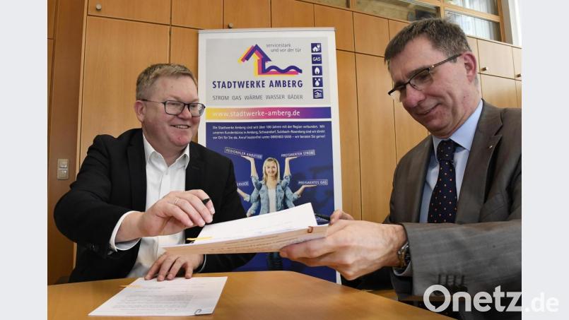 Oberbürgermeister Michael Cerny (links) und Stadtwerke-Geschäftsführer Stephan Prechtl unterzeichneten den Konzessionsvertrag für Strom und Gas. Bild: Petra Hartl