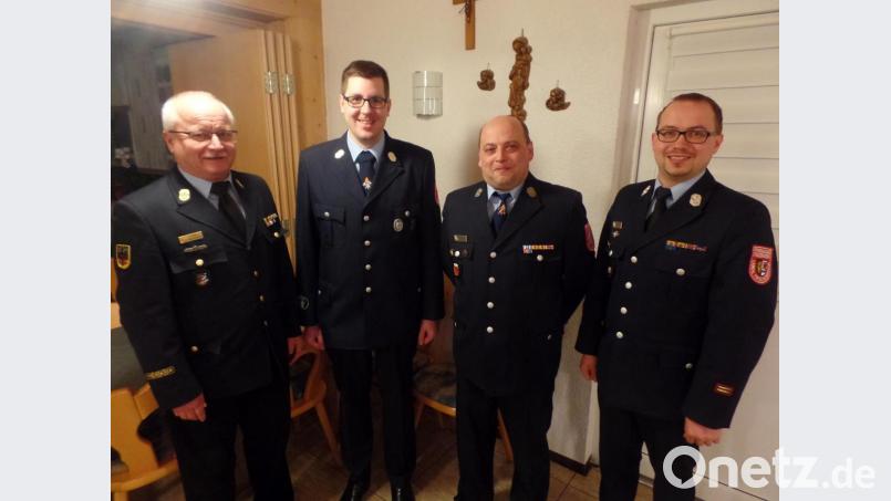 Wiedergewählt wurden Kommandant Markus Nickl (Zweiter von rechts) und sein Stellvertreter Michael Eldracher (Dritter von rechts) für weitere sechs Jahre an der Spitze der aktiven Wehr. Kreisbrandinspektor Otto Braunreuther (links) und Kreisbrandmeister Florian Braunreuther gratulieren (rechts). Bild: br