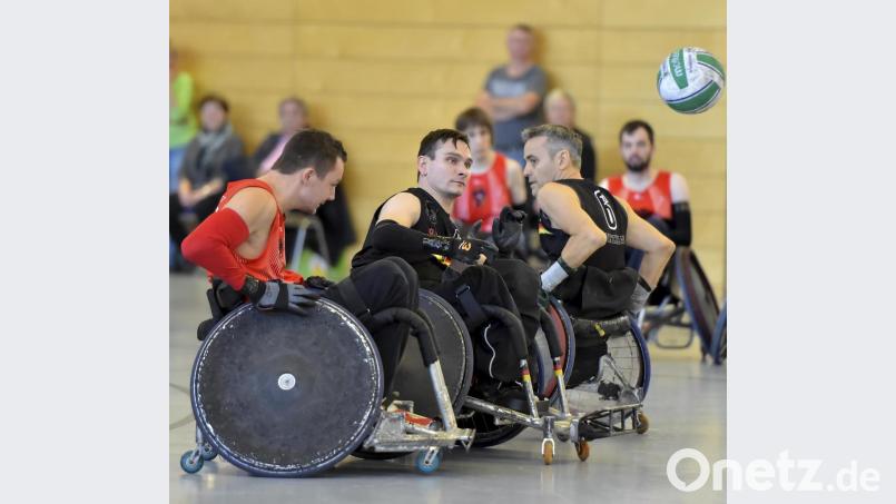 Thorsten &quot;Shorty&quot; Altmann (Mitte/beim Länderspiel vergangenes Jahr in Schwarzenfeld gegen Österreich) hat mit der deutschen Rollstuhl-Rugby-Nationalmannschaft die Paralympics in Tokio verpasst. Bild: Hubert Ziegler