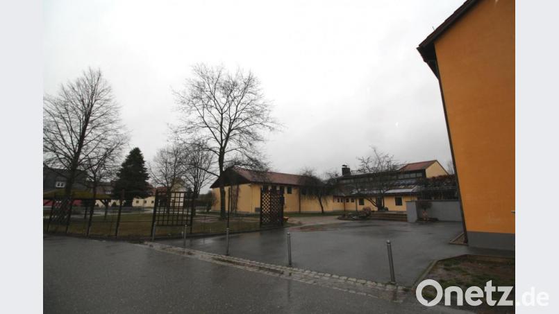 Schöner, sicherer und zweckmäßiger soll das Umfeld von Schule (rechts), Feuerwehr- und Gemeindehaus (Hintergrund) werden. Wie das erreicht werden kann, will die Gemeinde mit allen betroffenen Institutionen besprechen. Bild: bjp