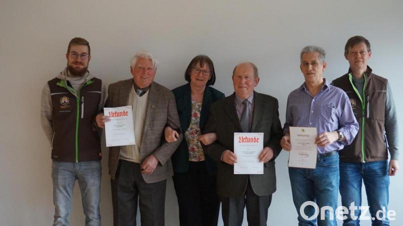 Vorsitzender Florian Winkler (links), Schriftführerin Gerda Eiber (Dritte von links) und stellvertretender Vorsitzender Christian Flierl (rechts) ehrten die langjährigen Mitglieder Richard Wolf, Paul Augsberger und Johann Müllner (ab Zweiter von links) für ihre Vereinstreue. Bild: ads