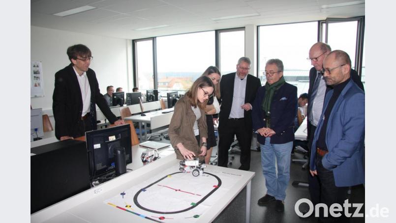 Das kleine Fahrzeug dreht seine Runden selbstständig. Es orientiert sich an den Farben, die die Fachschüler zuvor programmiert hatten, um Richtung, Halt und Weiterfahrt zu bestimmen. Bild: wro