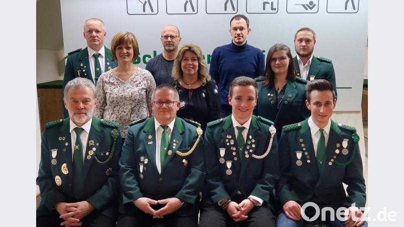 Wolfgang Schlicht und Adrian Käß (vorne, Zweiter und Dritter von links) wurden bei der Jahreshauptversammlung zum neuen Ersten und Zweiten Vorsitzenden gewählt. Viele Neubesetzungen und Veränderungen gab es auch bei den weiteren Ehrenämtern. Mit der Mischung aus jungen und erfahrenen Akteuren will der neue Vorstand den Schützenverein Frauenreuth weiter voranbringen. Bild: bsc