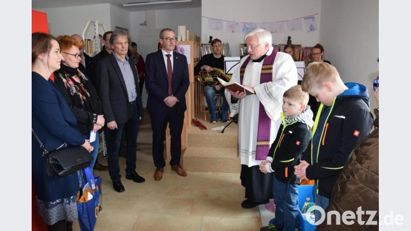 Einweihung der neuen Pfarrbücherei in Rieden (von links): Christina Schnödt vom Sankt Michaelsbund Regensburg, Büchereileiterin Irene Meier, Pfarrgemeinderatssprecher Josef Weinfurtner, Bürgermeister Erwin Geitner und Pfarrer Gottfried Schuhbach. Bild: bö
