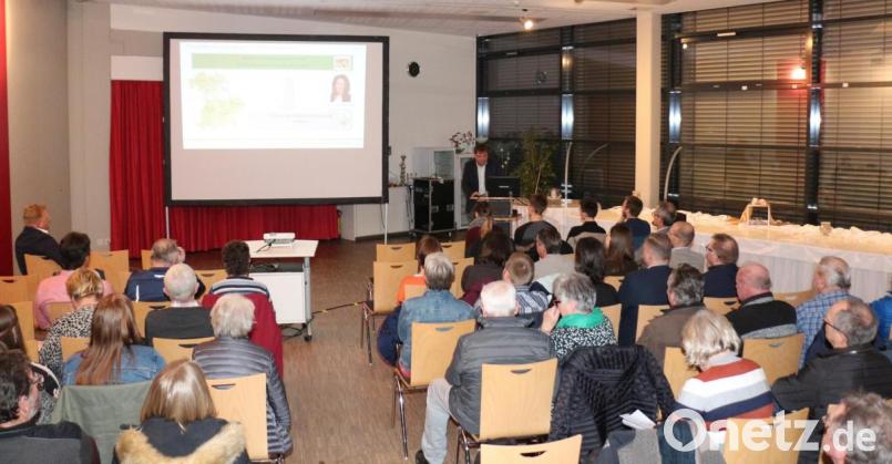 Viele Interessenten waren aus Kaibitz und Löschwitz nach Kemnath ins Foyer der Mehrzweckhalle gekommen. Bild: rpp