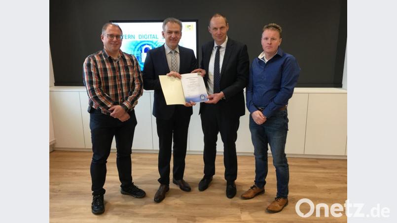 LSI-Präsident Daniel Kleffel (Zweiter von rechts), übergab die Siegelurkunde an den Vorsitzenden der Verwaltungsgemeinschaft Mitterteich, Bürgermeister Roland Grillmeier (Zweiter von links). Mit im Bild Ulli Lachmann (rechts), EDV-Sachbearbeiter der VG Mitterteich, und Peter Süß, Informationssicherheitsbeauftragter für die Kommunen im Landkreis Tirschenreuth. Bild: exb/Verwaltungsgemeinschaft Mitterteich