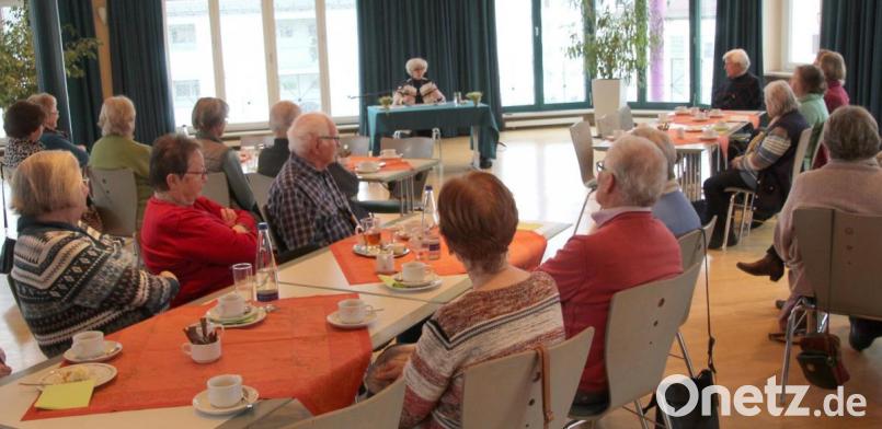Die Besucher im Erzählcafé beteiligen sich eifrig am Miterzählen. Bild: fsb