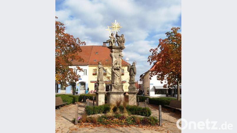 Die Dreifaltigkeitssäule stand viele Jahrzehnte vor der Ölberggruppe an der Kirche und wurde bei der Marktplatzsanierung an die heutige Stelle versetzt. Archivbild:  Rainer Christoph