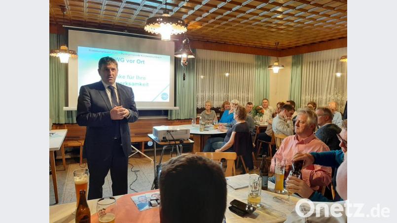 Bürgermeisterkandidat Ewald Plößner spricht beim Wahlkampfabschluss der Christlichen Wählergemeinschaft. Bild: ilt