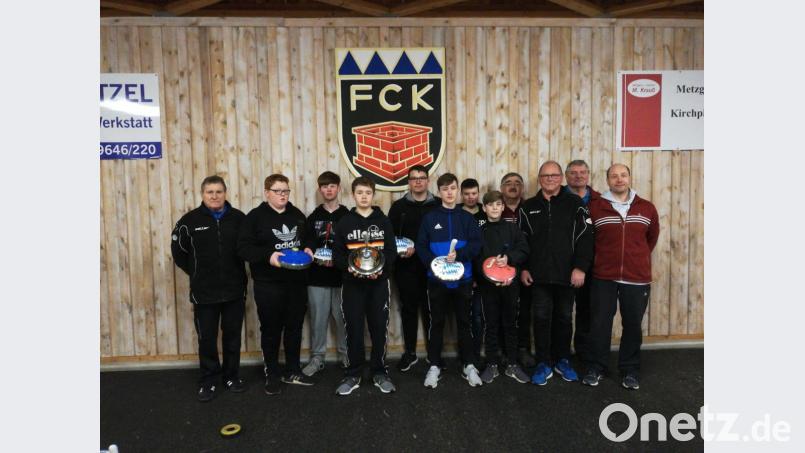 Jugendbeauftragter Klaus Horn (links) sowie (von rechts) Vorstand Andreas Fellner, die Jugendtrainer Erwin Prölß, Heiner Grünbauer und Stefan Sternkopf freuen sich mit den Nachwuchsstockschützen. Bild: gmü