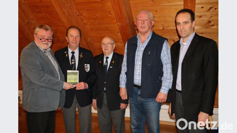 Die gesammelten Dokumente der „Historischen Zeitreise“ überreicht (von links) Hartmut Schendzielorz an den Vorsitzenden Fritz Haas und seinen Stellvertreter Rudolf Schmitt von der Soldaten- und Reservistenkameradschaft Edelsfeld. Dies geschieht im Beisein von Eduard Paßler und Bürgermeister Hans-Jürgen Strehl. Bild: gru