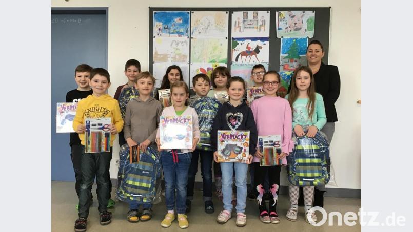 Die Sieger aller Jahrgangsstufen präsentieren stolz ihre Bilder. Bild: Grundschule Konnersreuth/exb