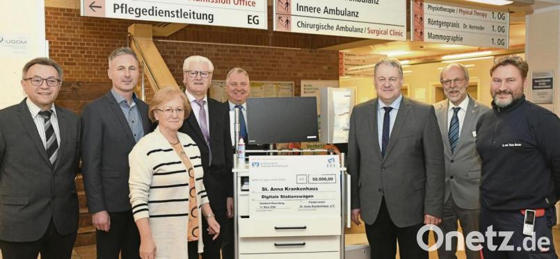 Bei der Spendenübergabe von links: Dieter Eberl (Schriftführer), Christian Faderl (Schatzmeister), Marga Klameth (Zweiter Vorsitzende), Werner Renner (Vorsitzender), Markus Dollacker (Beirat), Landrat Richard Reisinger und Vorstand Klaus Emmerich sowie Ärztlicher Direktor Dr. Klaus Nester. Bild: Petra Hartl