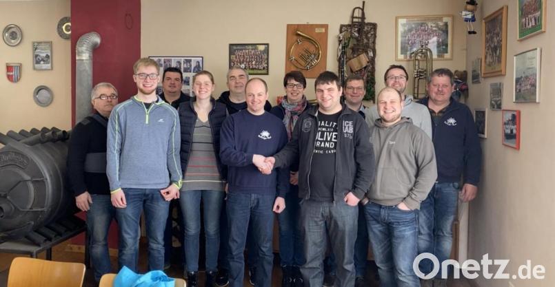 Ein Handschlag und das Amt ist übergeben. Unser Bild zeigt das neue Vorstandsteam, bestehend aus (vorne von links) Thomas Bauer, Thomas Schießl, Anna Schießl, Daniel Gradl (neuer Vorsitzender), Michael Betz (Stellvertreter) und Thomas Nirschl sowie (hinten von links) Martin Martzak, Martin Schießl, Katrin Thanner, Thomas Müller, Christoph Forster und Michael Baumer. Bild: exb