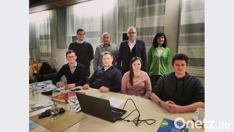 Vorne von links nach rechts: Michael Mertel, Hubertus Herrmann, Alexandra Lettner (Ortsvorsitzende), Jakob Bauer. Hinten von links nach rechts: Klaus Götz, Georg Götz, Bernhard Lindner (Bürgermeister Hahnbach), Evi Höllerer Bild: exb